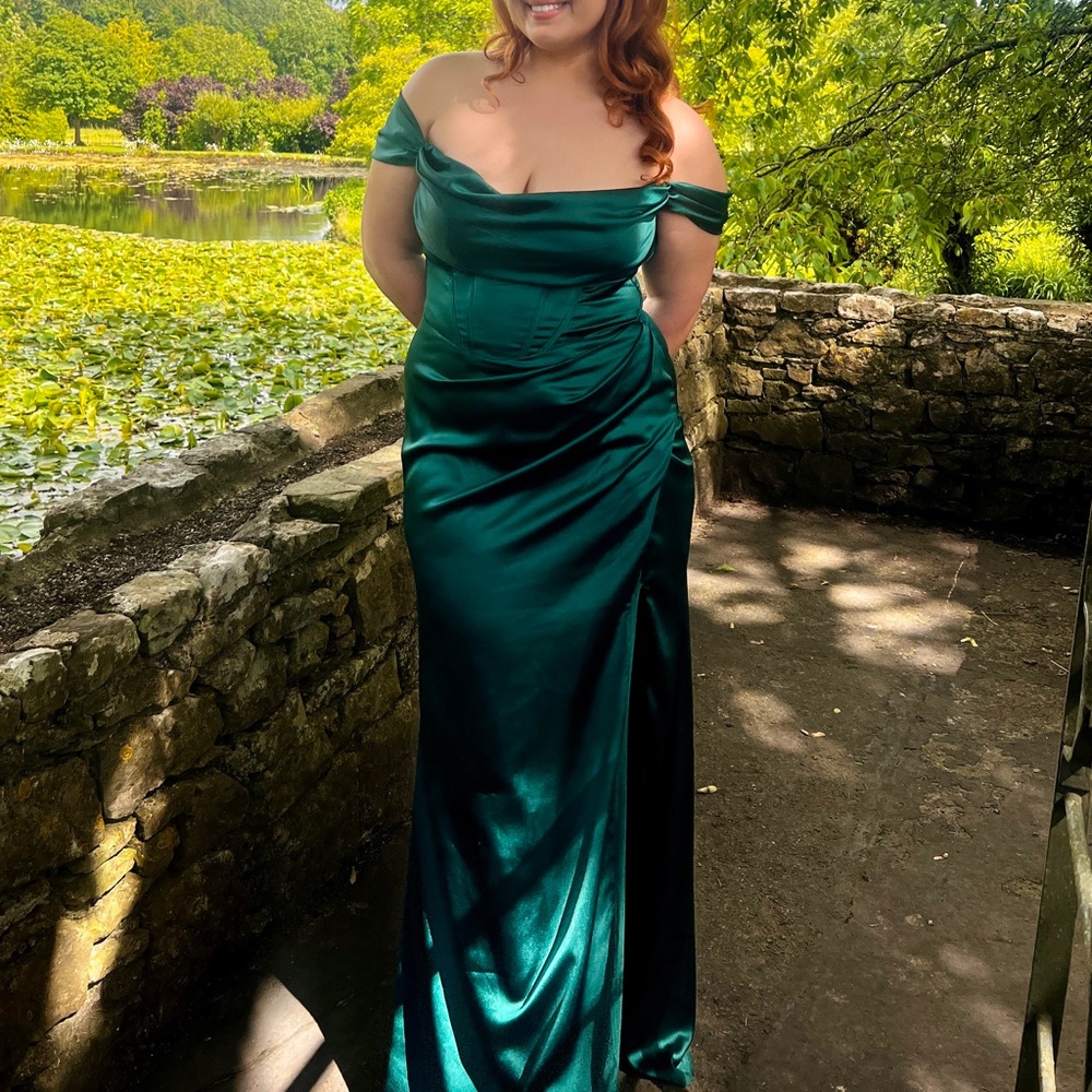 Elegant Green Off-Shoulder Evening Ball Gown✨